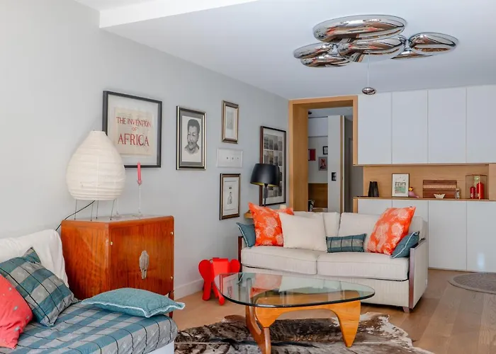 Veeve - Mid-century Maestro Apartment Paris
